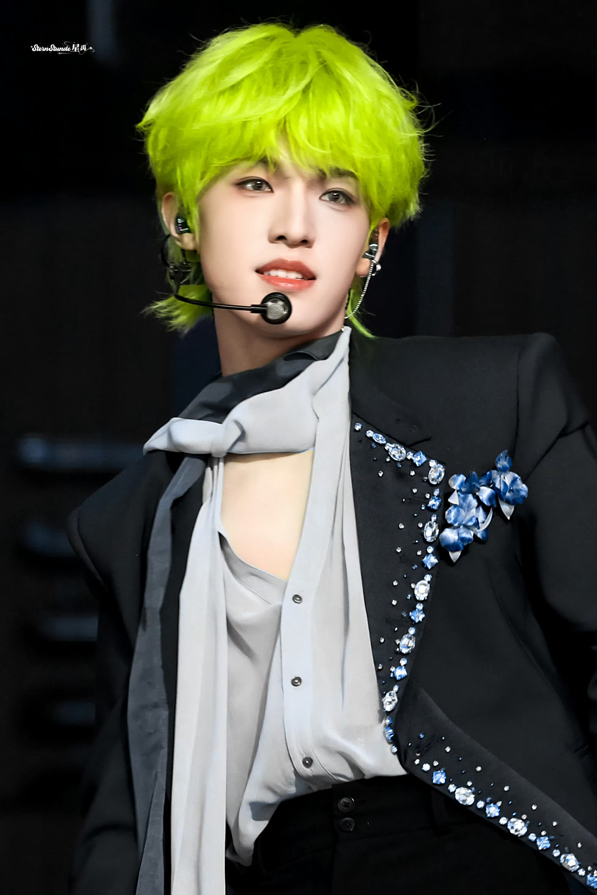 张泽禹solo舞台设计 小宝把整个舞台当画布在玩，情绪递进丝滑到起鸡皮疙瘩。vo