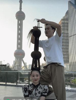 去戛纳国际电影节走秀一盘，肯定被一堆外国人各种围观拍拍![赞]