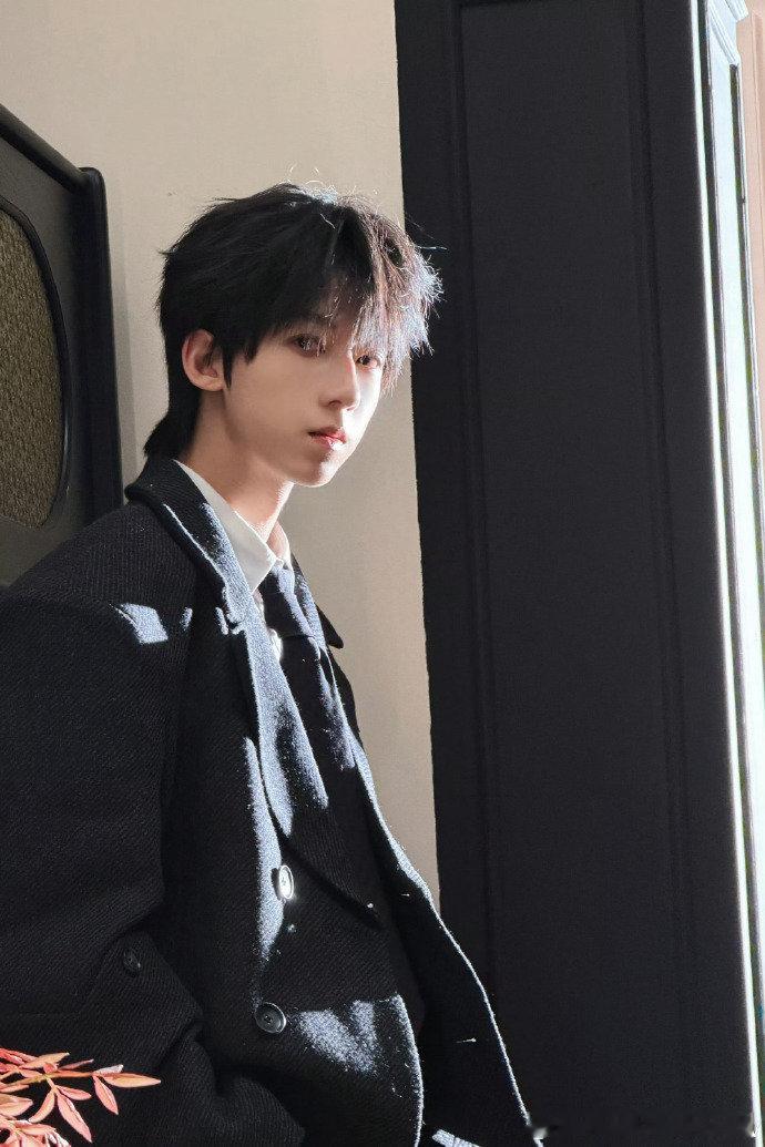 杨博文黑大衣金丝镜傀儡操控师杨博文在此 哇！ 杨博文黑大衣金丝镜 