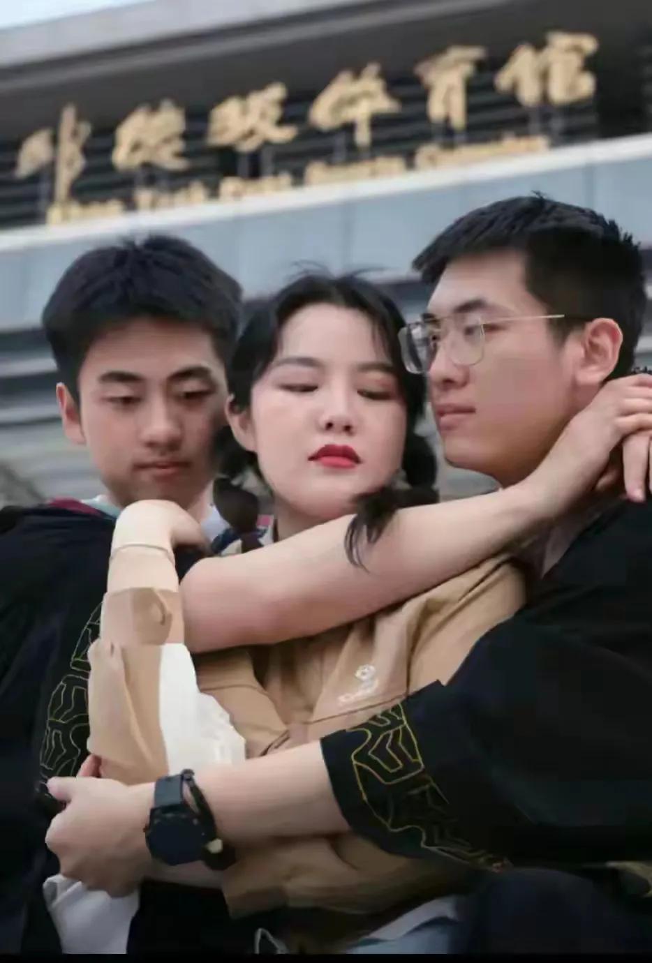 毕业季，
北大研究生宋佳峰因为唱了《像我这样的人》和《你》火遍全网。
引发一众迷