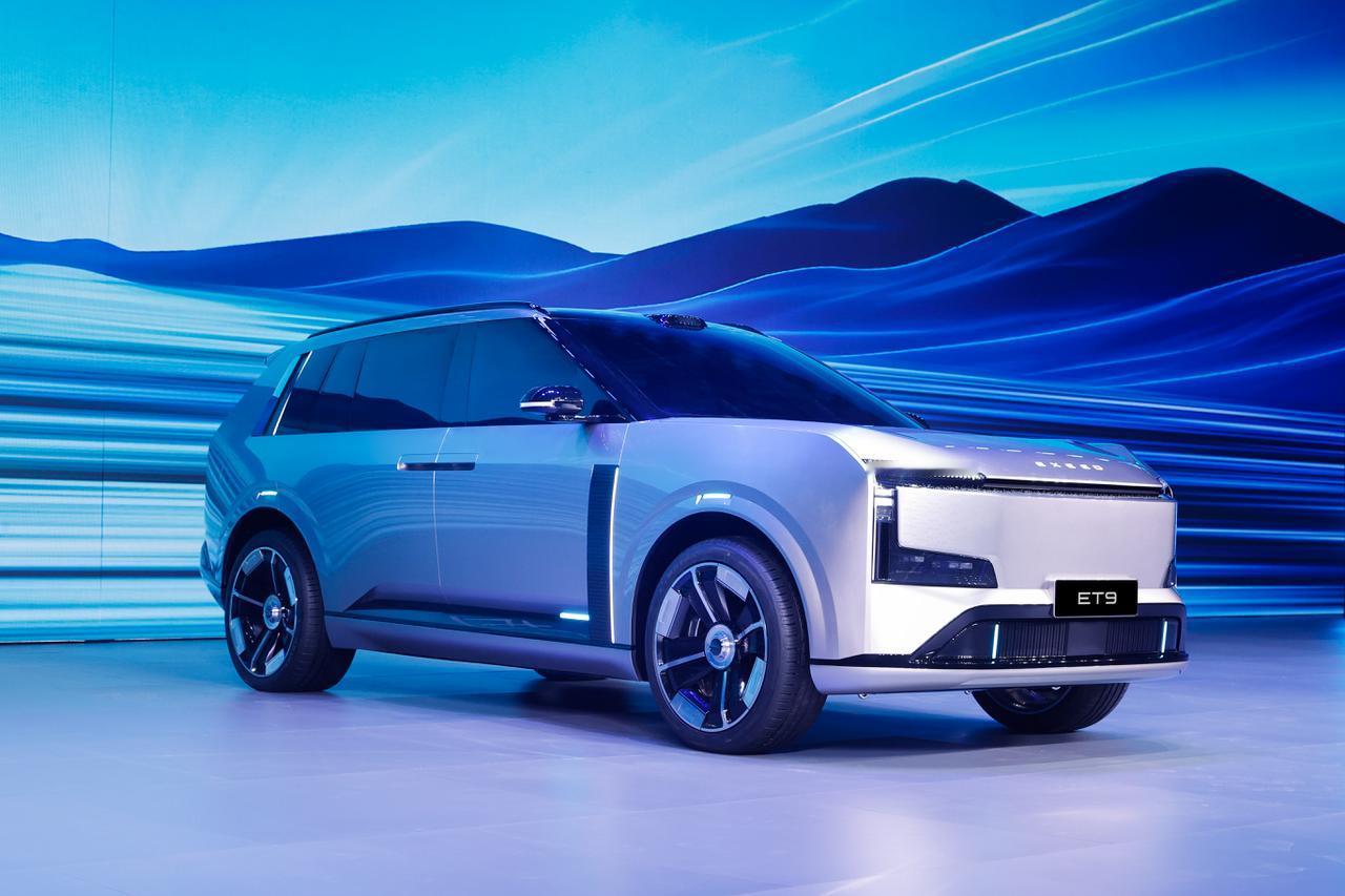 再增添一辆9系旗舰——星途ET9
继续是5.3米的车身长度
特点是对开门设计，尾