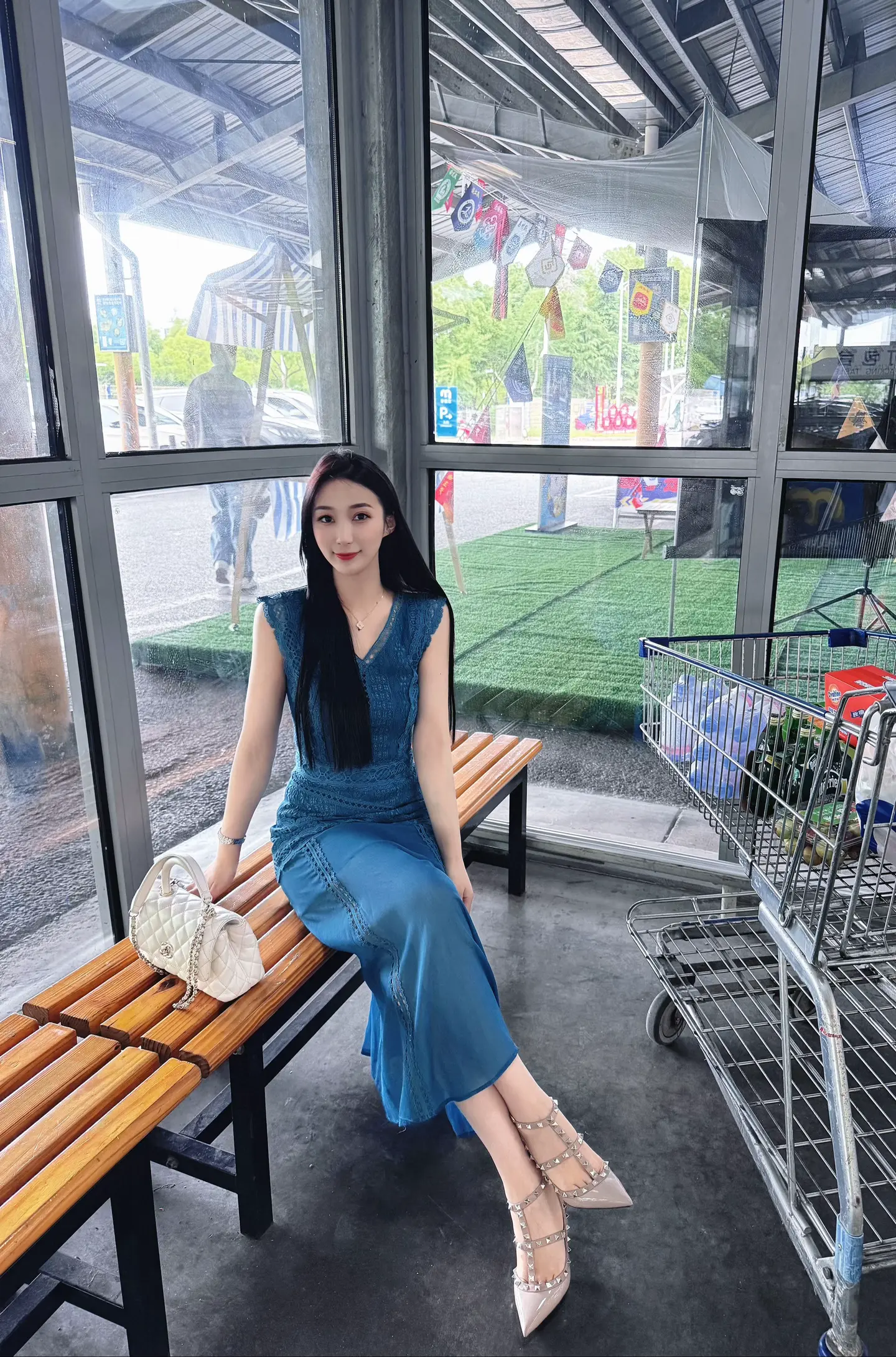 穿最温柔的裙子听最硬的歌冷白皮