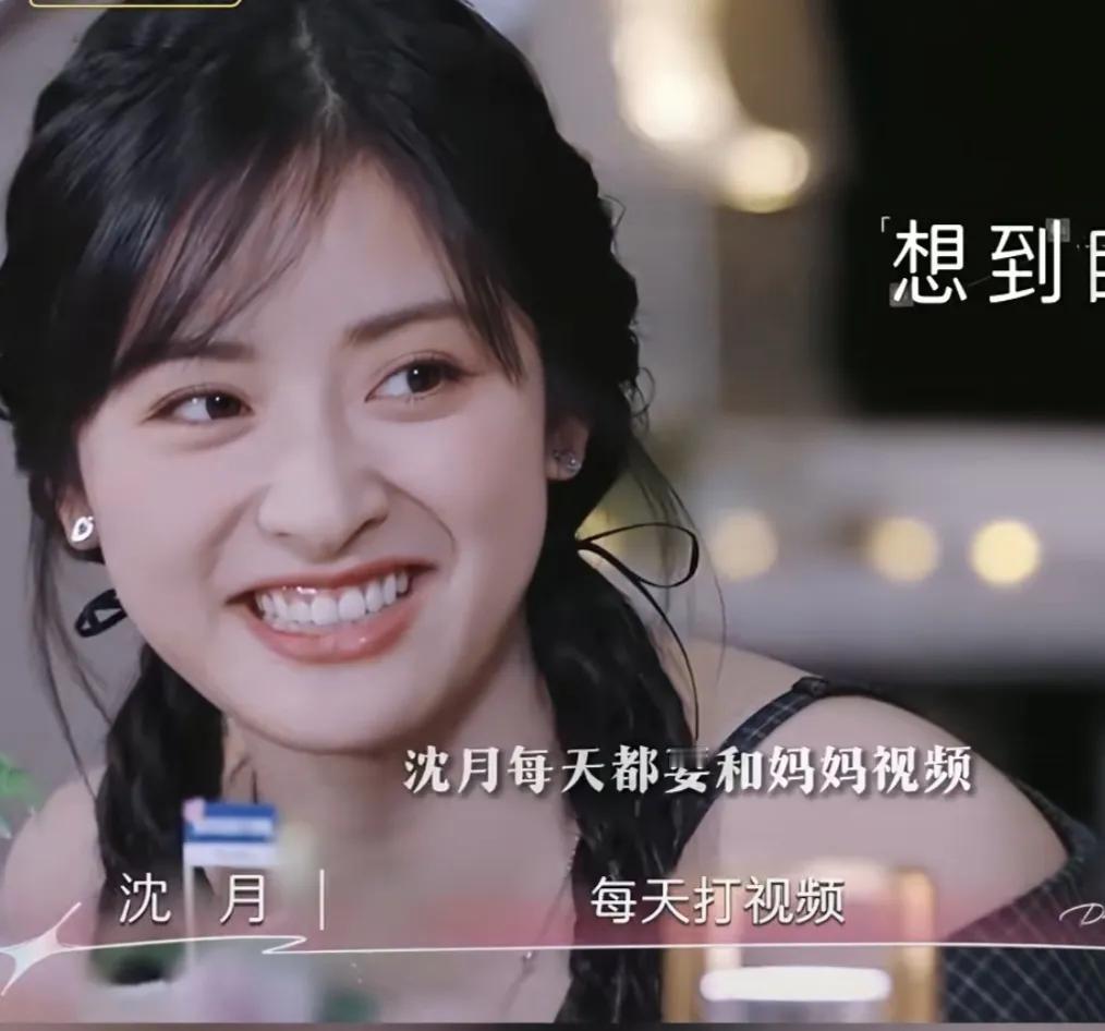沈月坦言每天都会给妈妈打视频，说：“每天打视频，几乎每天都打，我妈每次都跟我弟一