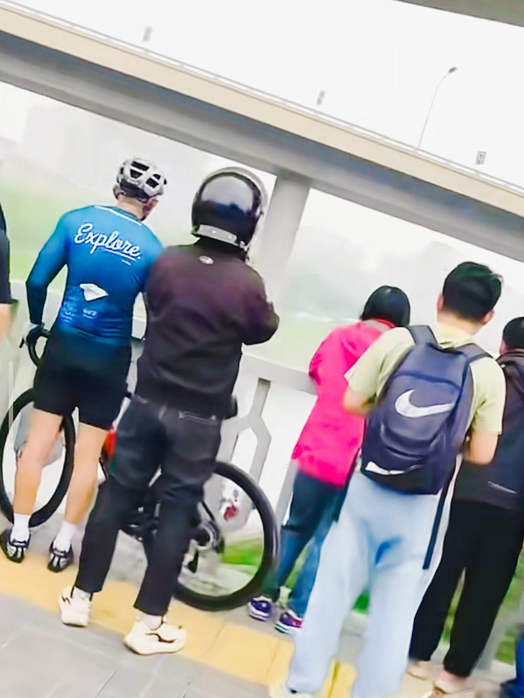 刚路过凉水河那儿，黑压压围了一大帮人，吸引我的好奇心，到底咋滴啦？凑过去一看，有