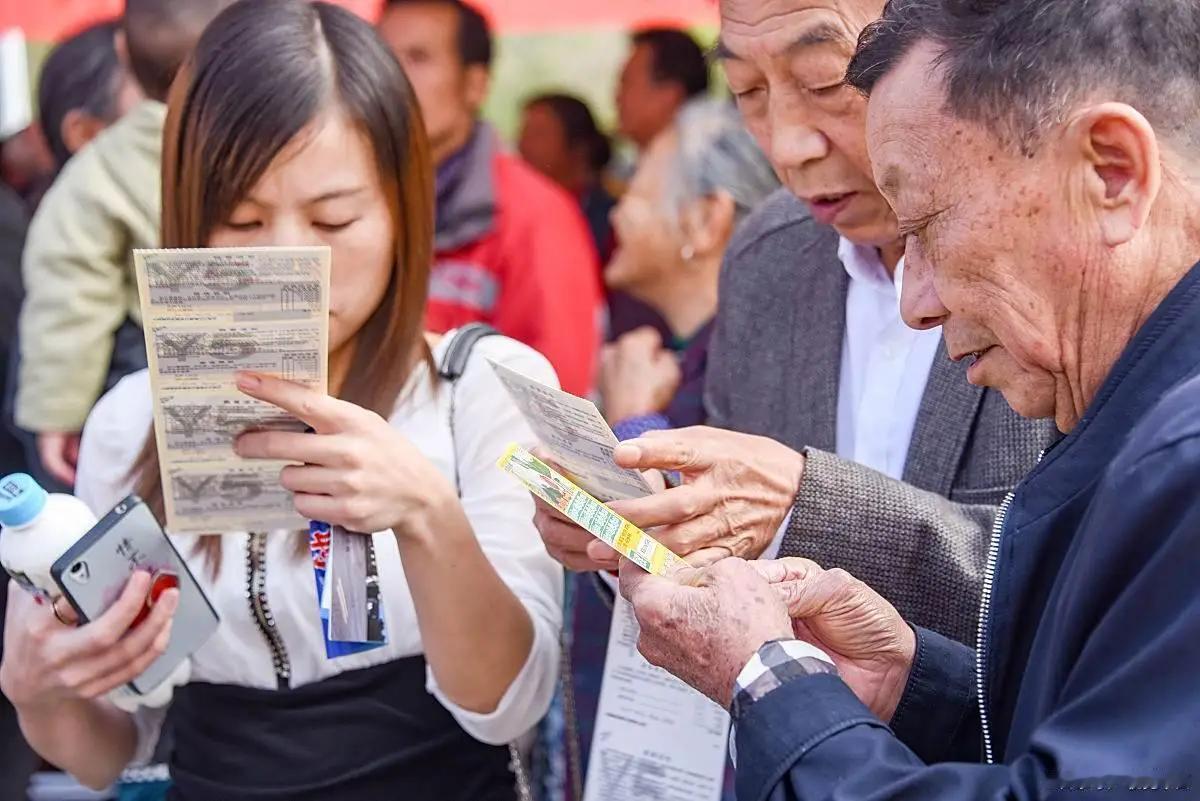 2026年养老金年度调整通知迟迟没有官宣，七月各地养老金如期到账后，不少退休老人