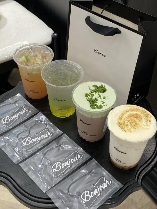 南京也有啦❗️热巴同款奶茶空降金陵天地❗️