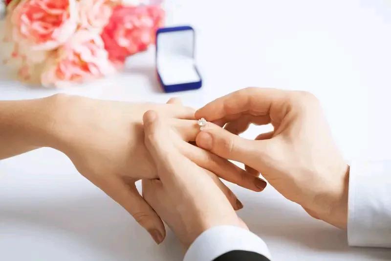 一女子与未婚夫去医院婚检，
结果出现异常，女子被查出
艾滋病。
女子为了婚礼如期