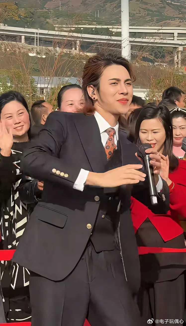 挺漂亮的一个姑娘，为什么女扮男装？ 