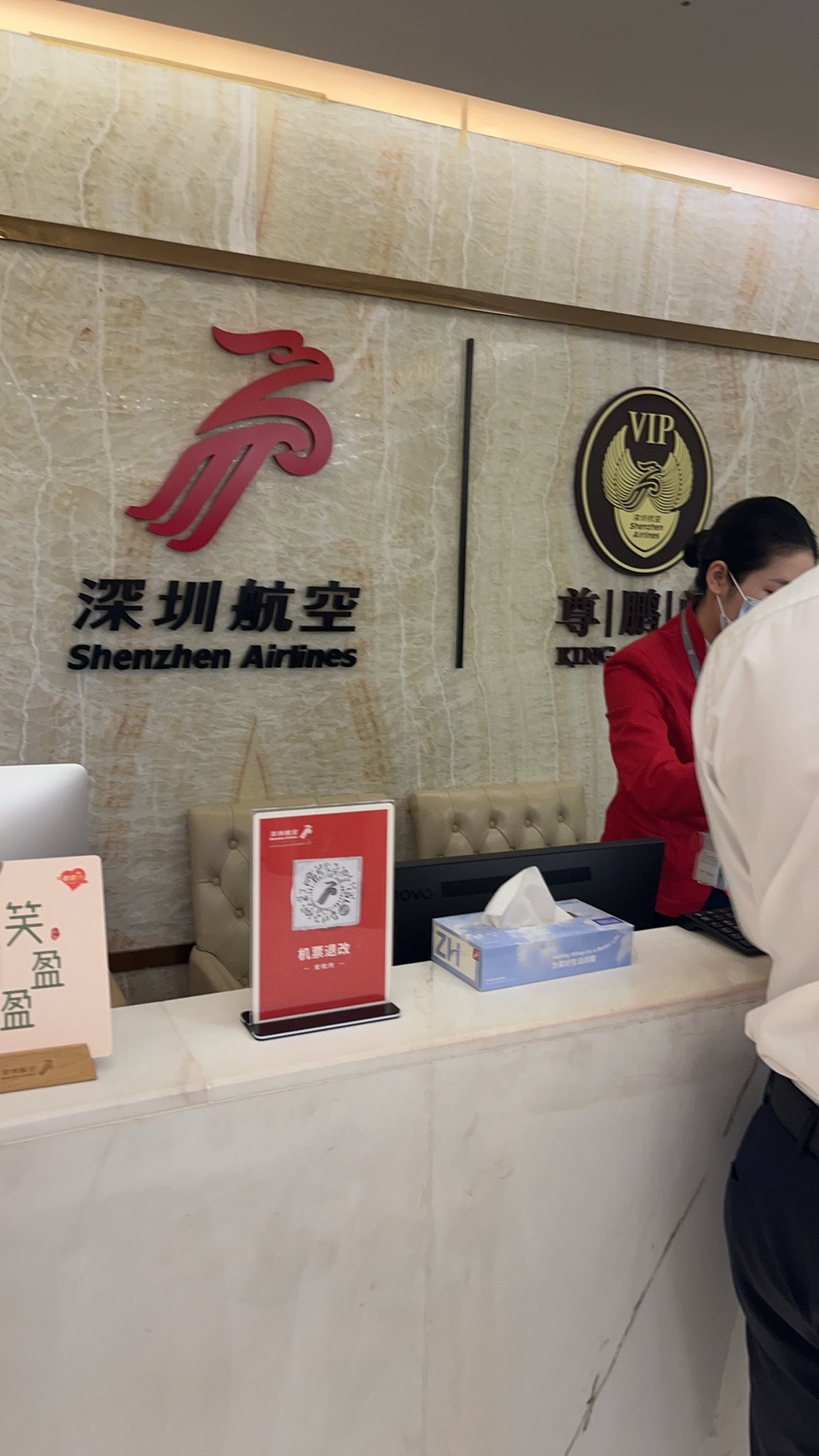 体验了一把机场的贵宾厅真爽啊，啥都随便吃喝所以我吃了牛肉面，所有的点心都各拿了一