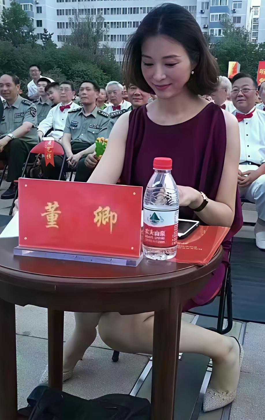 董卿参加活动，气质非常好