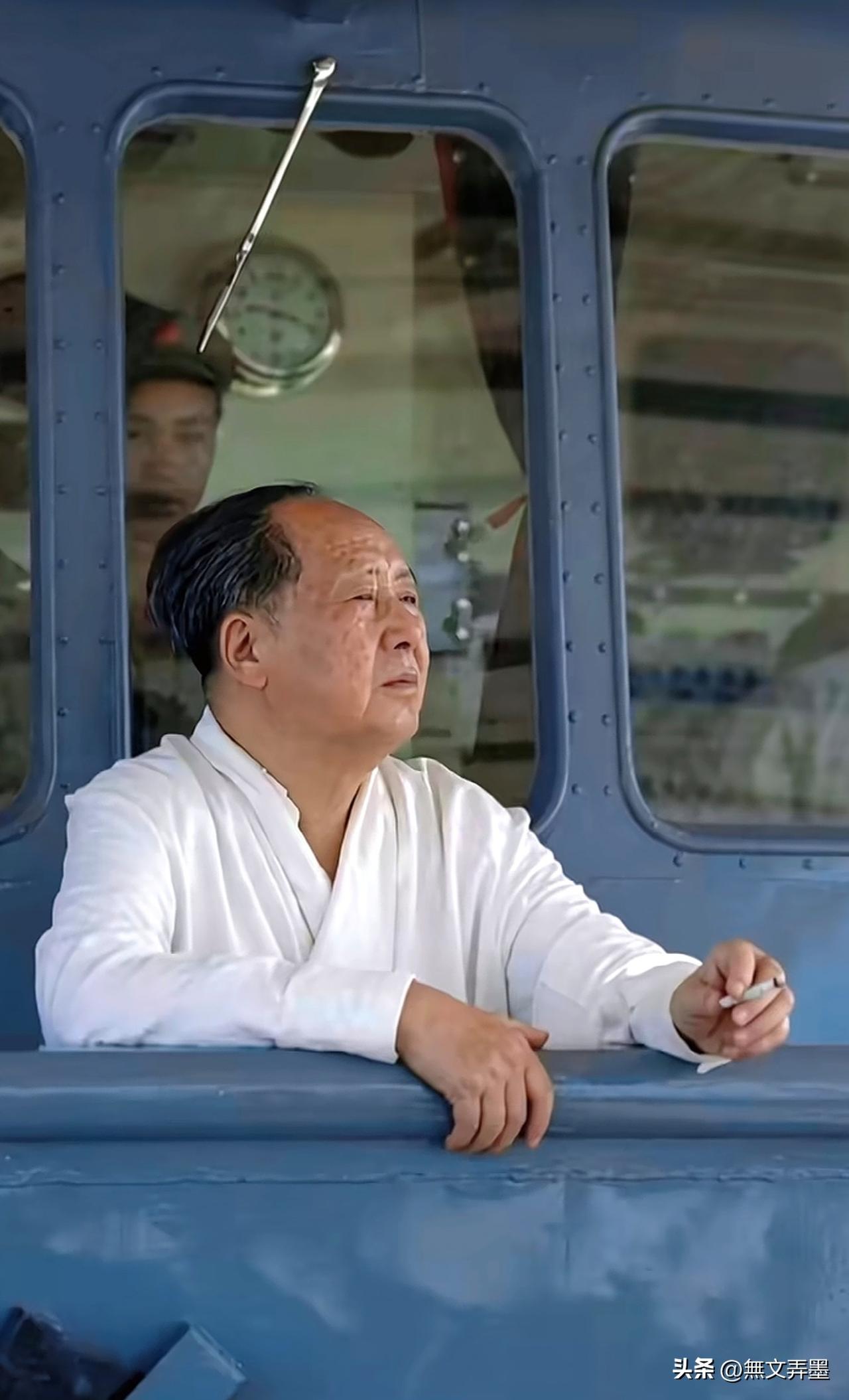 珍贵瞬间，少有人见
1966年7月16日，毛主席畅游完长江后兴致勃勃的点了根烟，