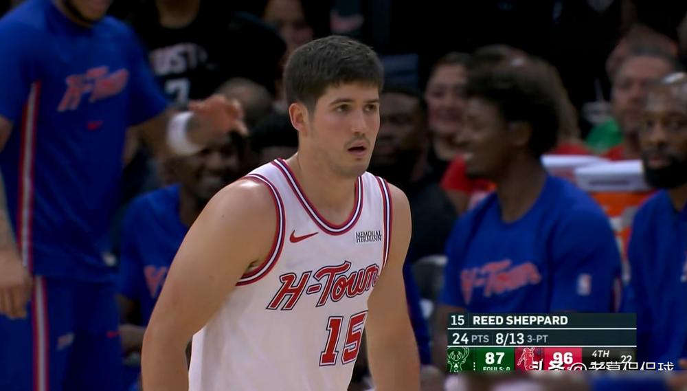 火箭刚拿四连胜。昨晚主场119比113干翻残阵雄鹿。
21岁的谢泼德彻底爆发。