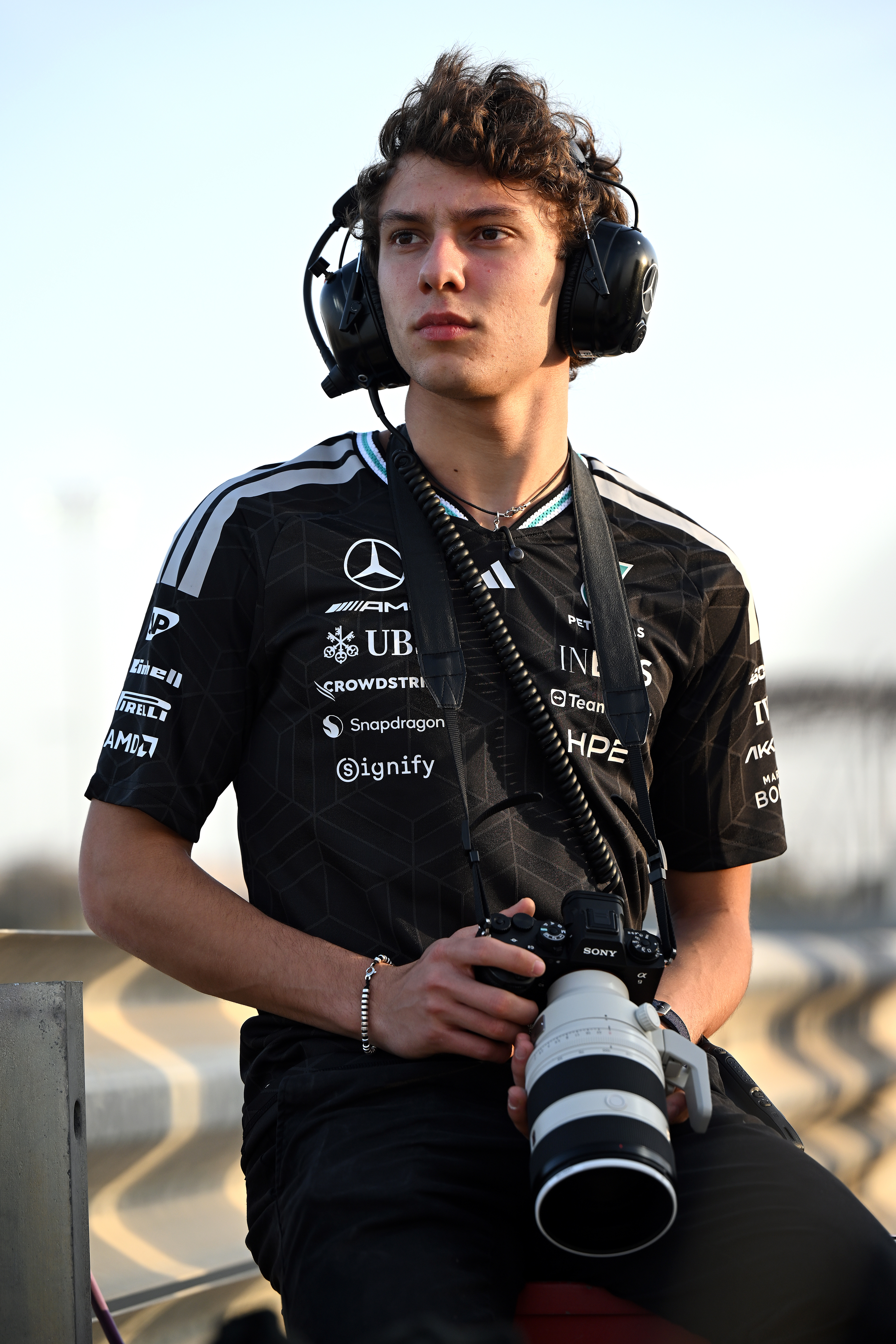 逛Getty图库的时候，看到了两张安东内利举着相机的照片，很有范儿~索尼大法好哇