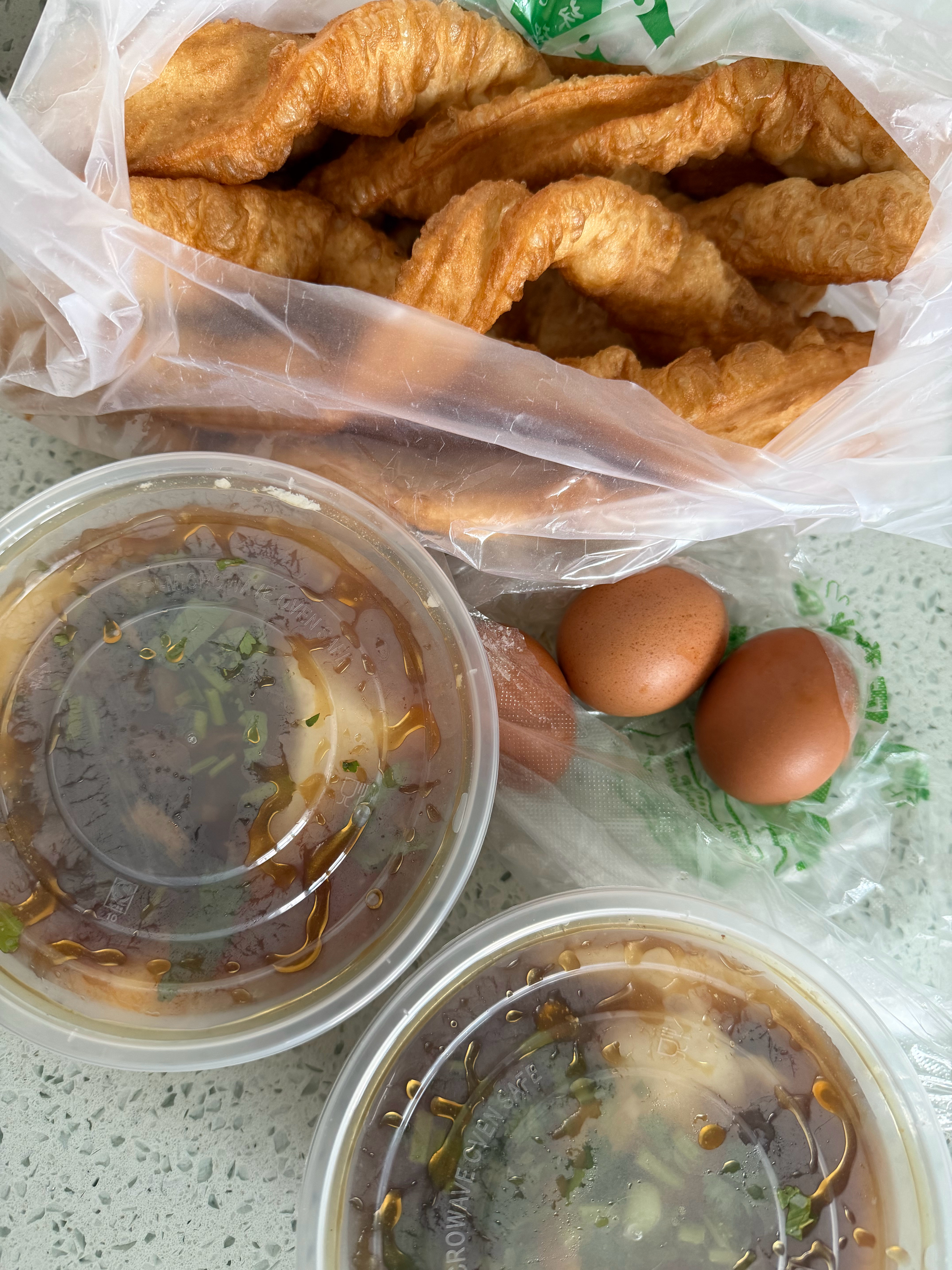 今天睡足了一睁眼快9点了。来不及做早饭，买点吃，油条配豆腐脑好香哈！ 