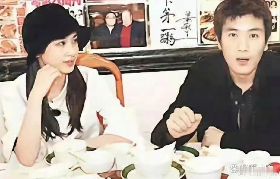 看来是黄圣依爱惨了杨子啊，这目光不仅仅是欣赏啊！ 