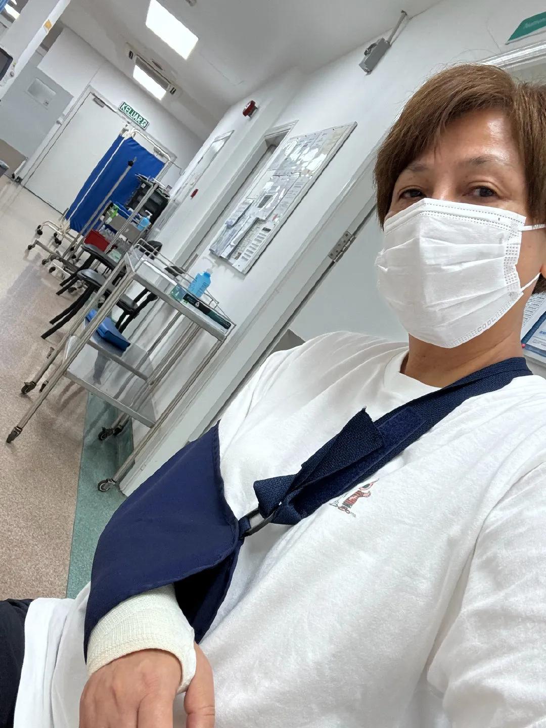 52岁金鹰视后在国外意外受伤！手裹石膏剧痛难忍，旅行计划全部泡汤
8月28日，浙