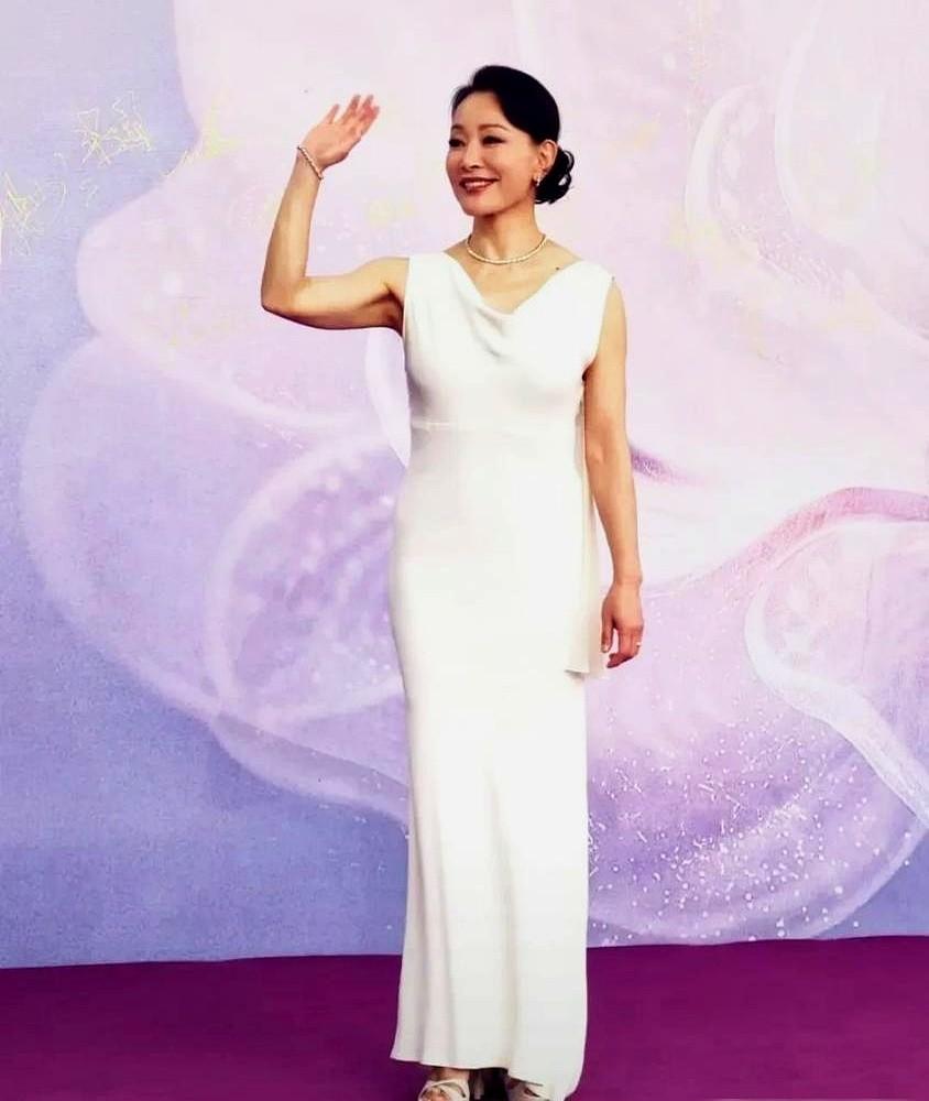 63岁女人走红毯还拼脸？陈冲直接亮出底牌。

2026年6月13日晚，上海大剧院