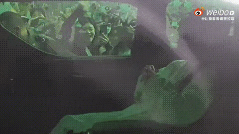 这图绝了！车内车外两个世界，激情四射🆚冷漠傲慢[doge][doge]，知道这