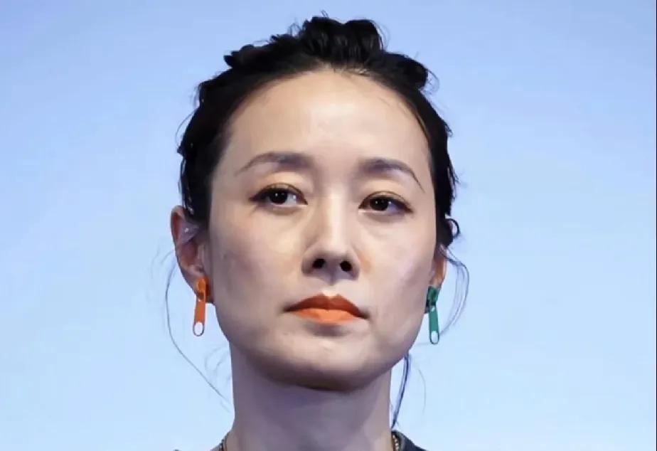 身边离异的女人就是这副模样，
所以能不离就别离，
跟谁过都是过。