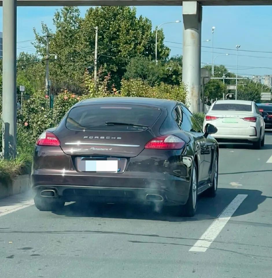 这么贵的车，也不修一下烧机油的毛病？路遇一辆百万级豪车帕拉梅拉，在等红灯蠕行的时