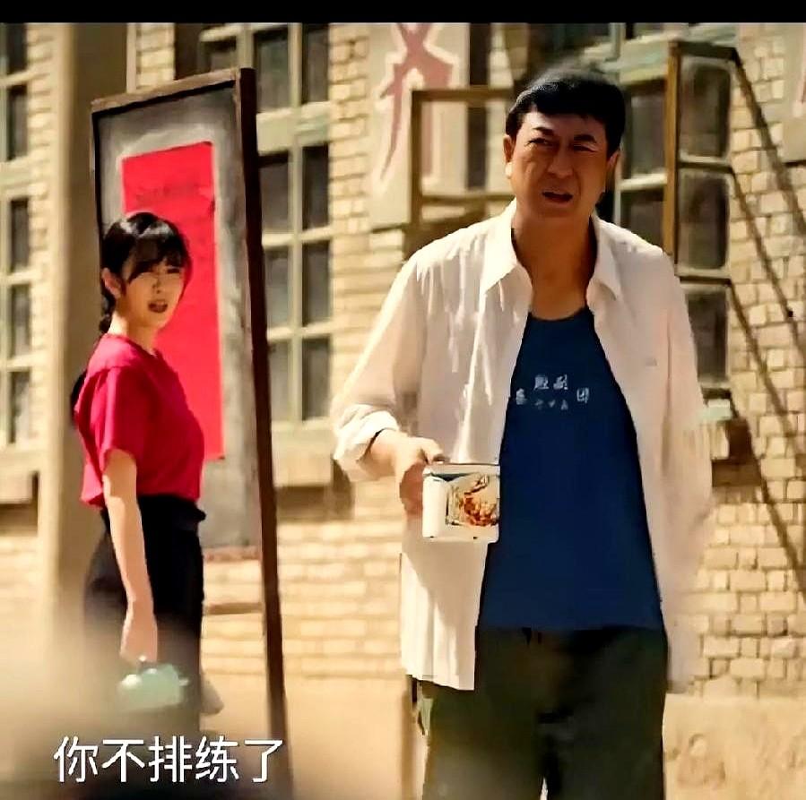 张艺谋监制的《主角》一开播就火了，秦海璐演的花彩香才是真“人间清醒”。

剧里，