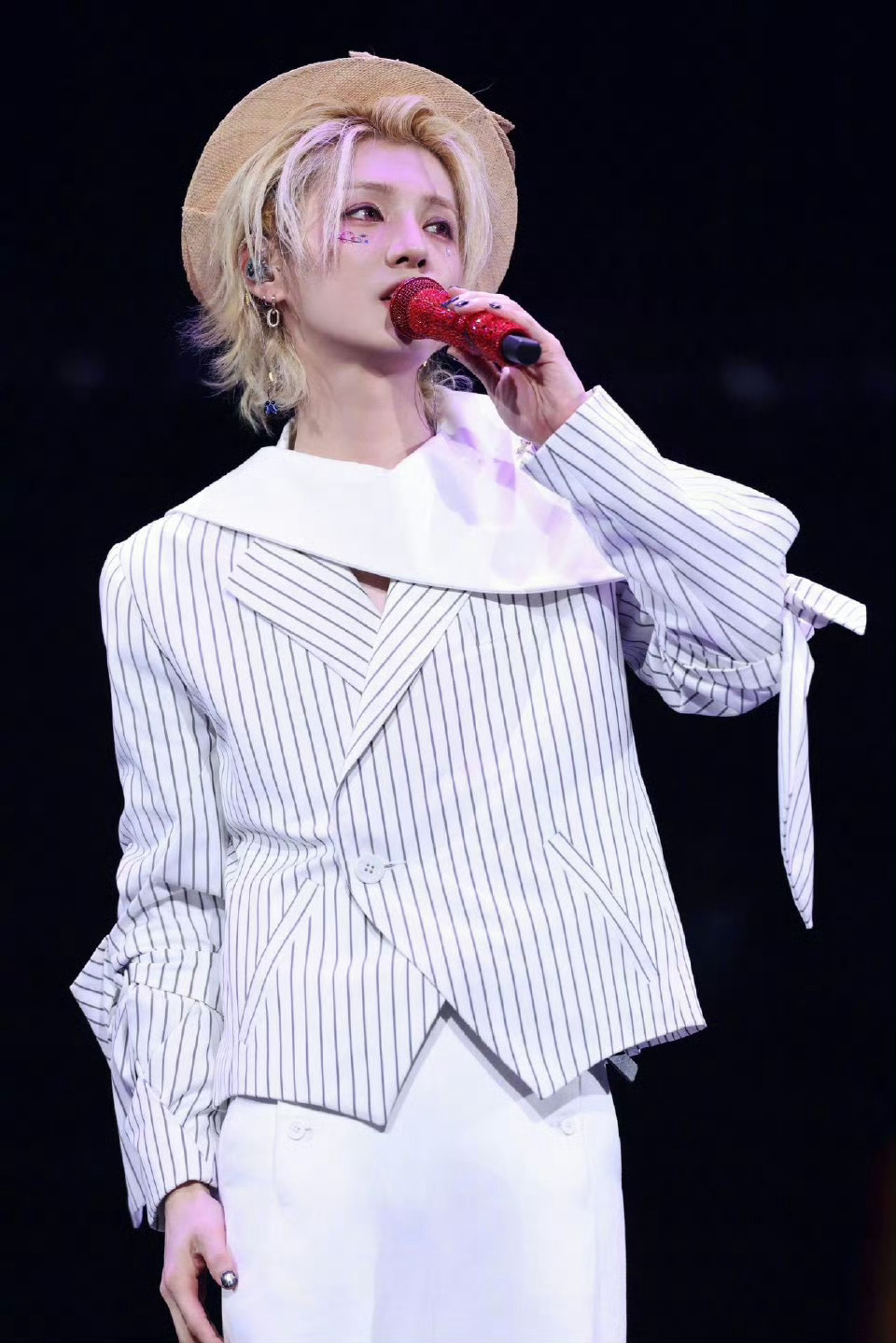 鹿晗LP专辑水敏纸封面好浪漫 浪漫还得看鹿晗！全新LP专辑水敏纸封面也太会了，创