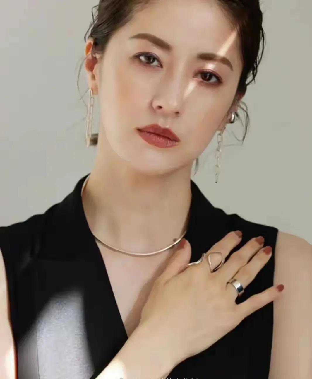 上联:远看山有色，求下联…你认为的人生四大享受是什么 友友请邀对下联 婚姻生活里