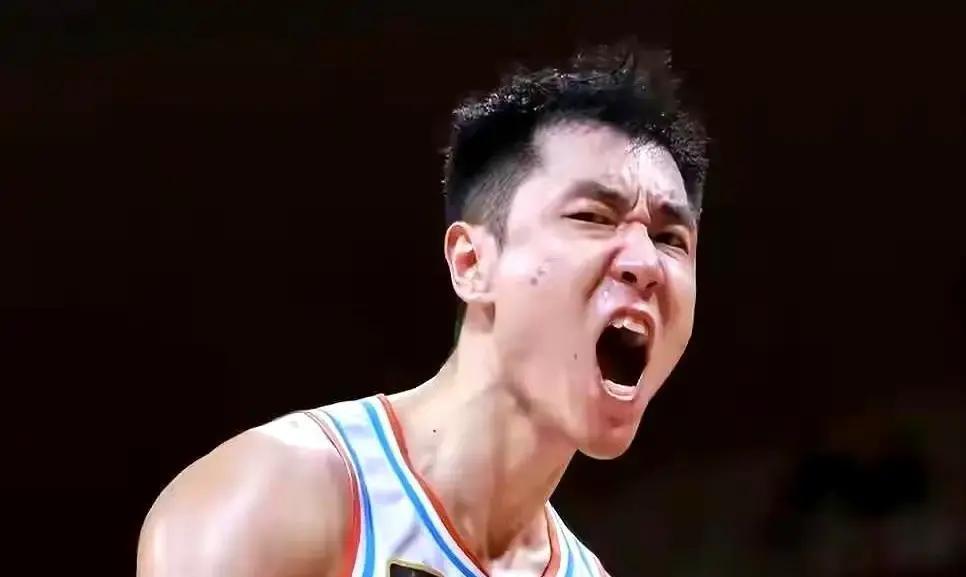 刘玮被喊下课48小时
 
新疆连输两场，球迷堵大巴喊他下课。我蹲在球馆门口，听保