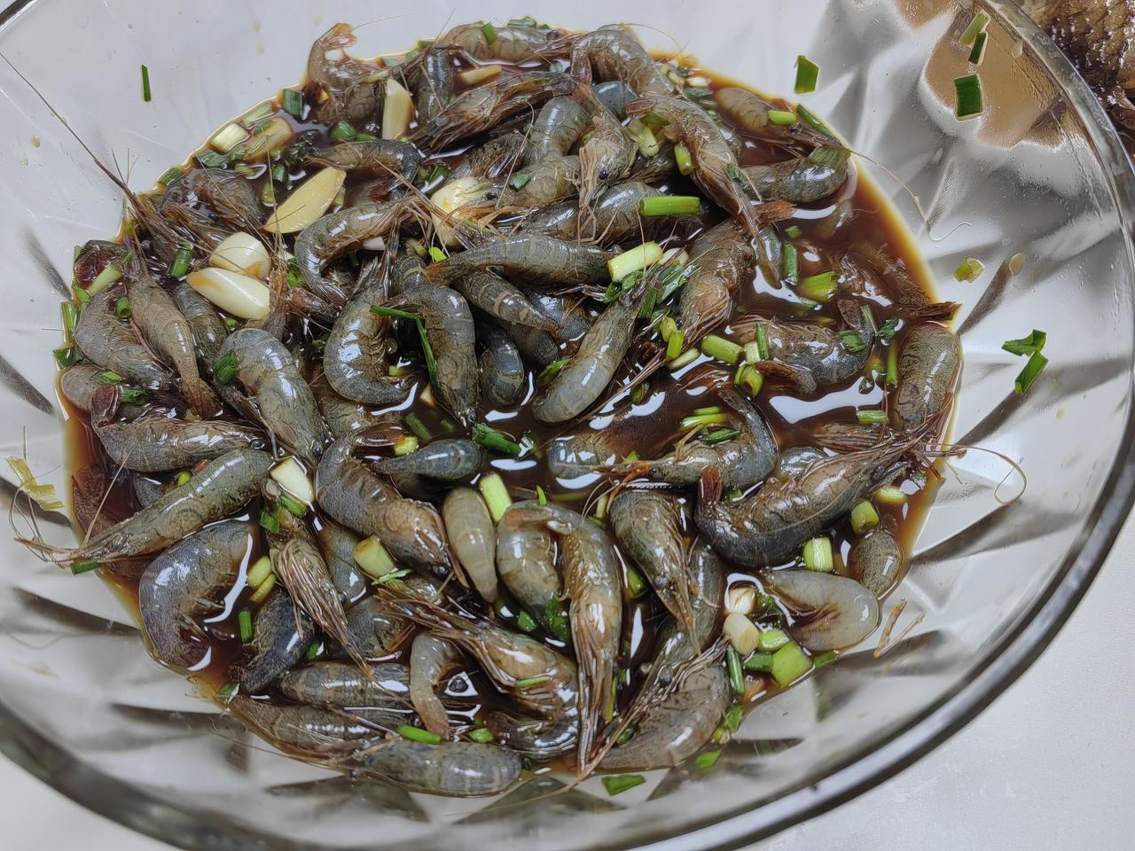 每个人都有自己的下酒菜。大多数人认为花生米是最佳下酒菜，陈立教授说臭苋菜根是绍兴