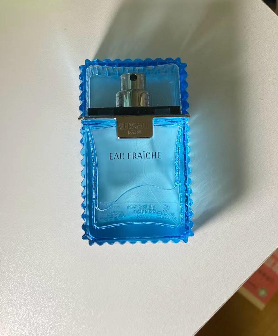 上午开会，新来的实习生上去汇报的时候，感觉他用的香水味道不错，刚才开完会问他用的