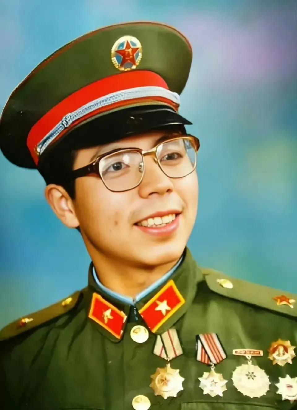 1984年，老山战役打响后，一名战士摔落山崖和部队失去了联系，不料他竟然误打误撞