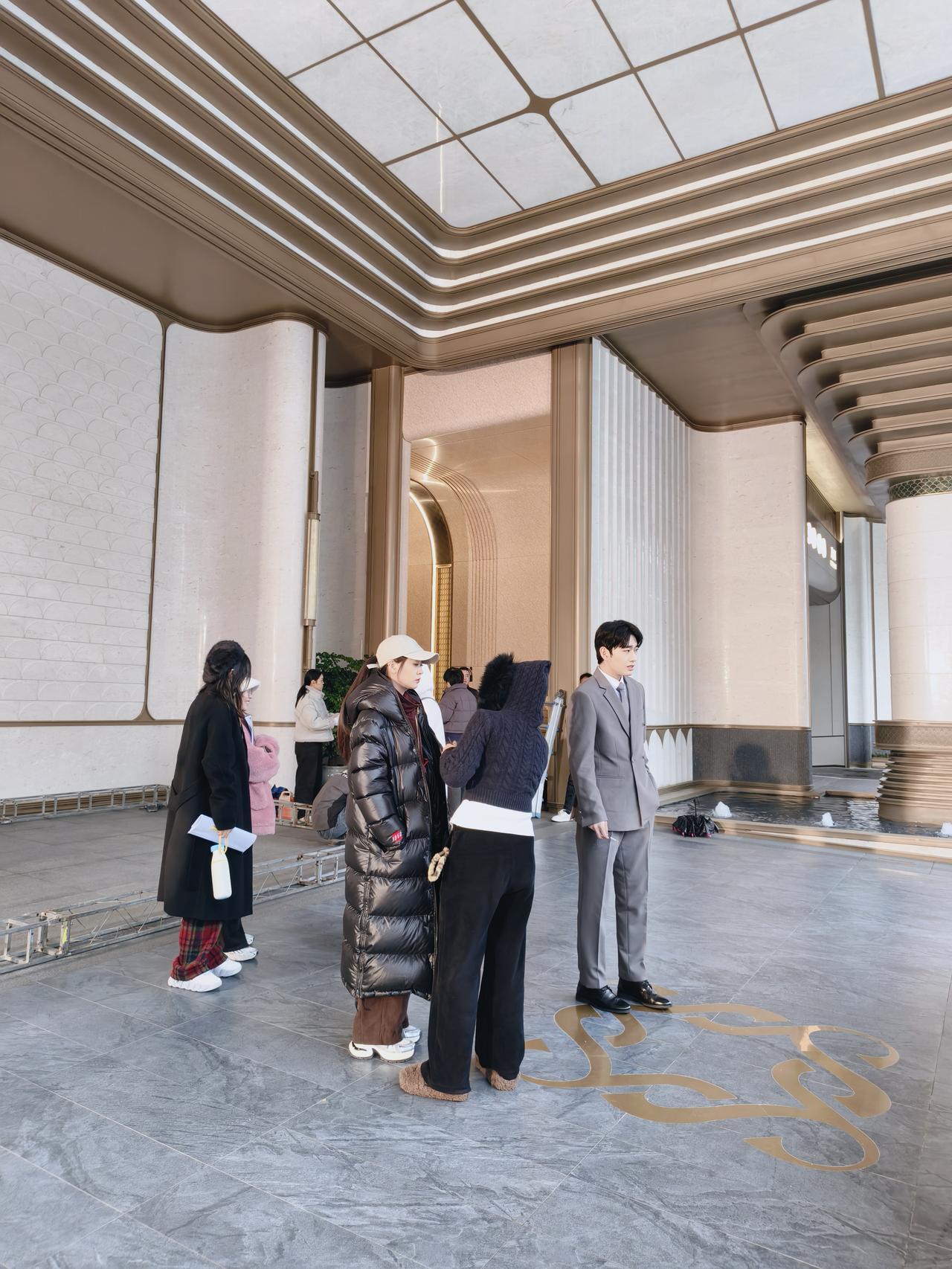 2025年11月17日，湖北襄阳气温低至4℃，细雨绵绵，寒风凛冽。精品短剧《危险