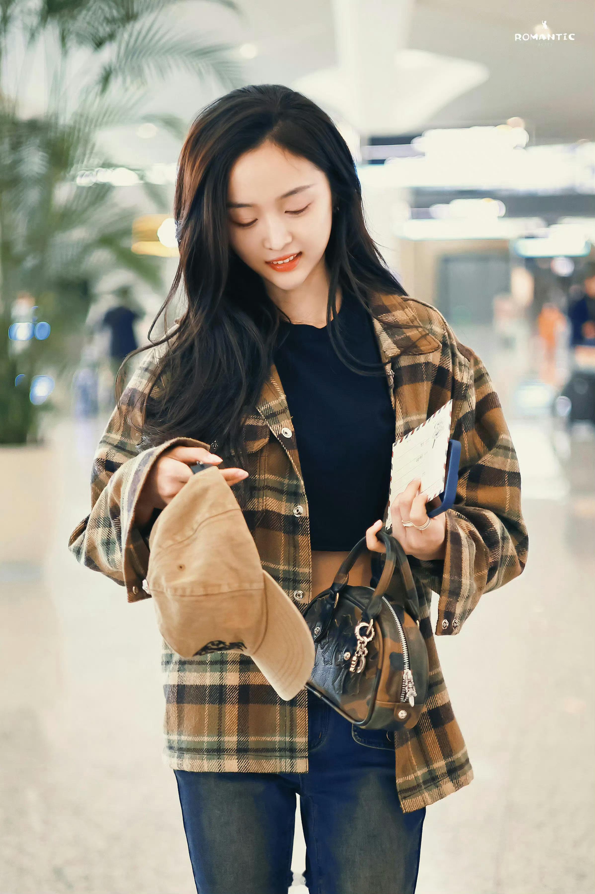 吴宣仪的机场街拍太美了 ​​​