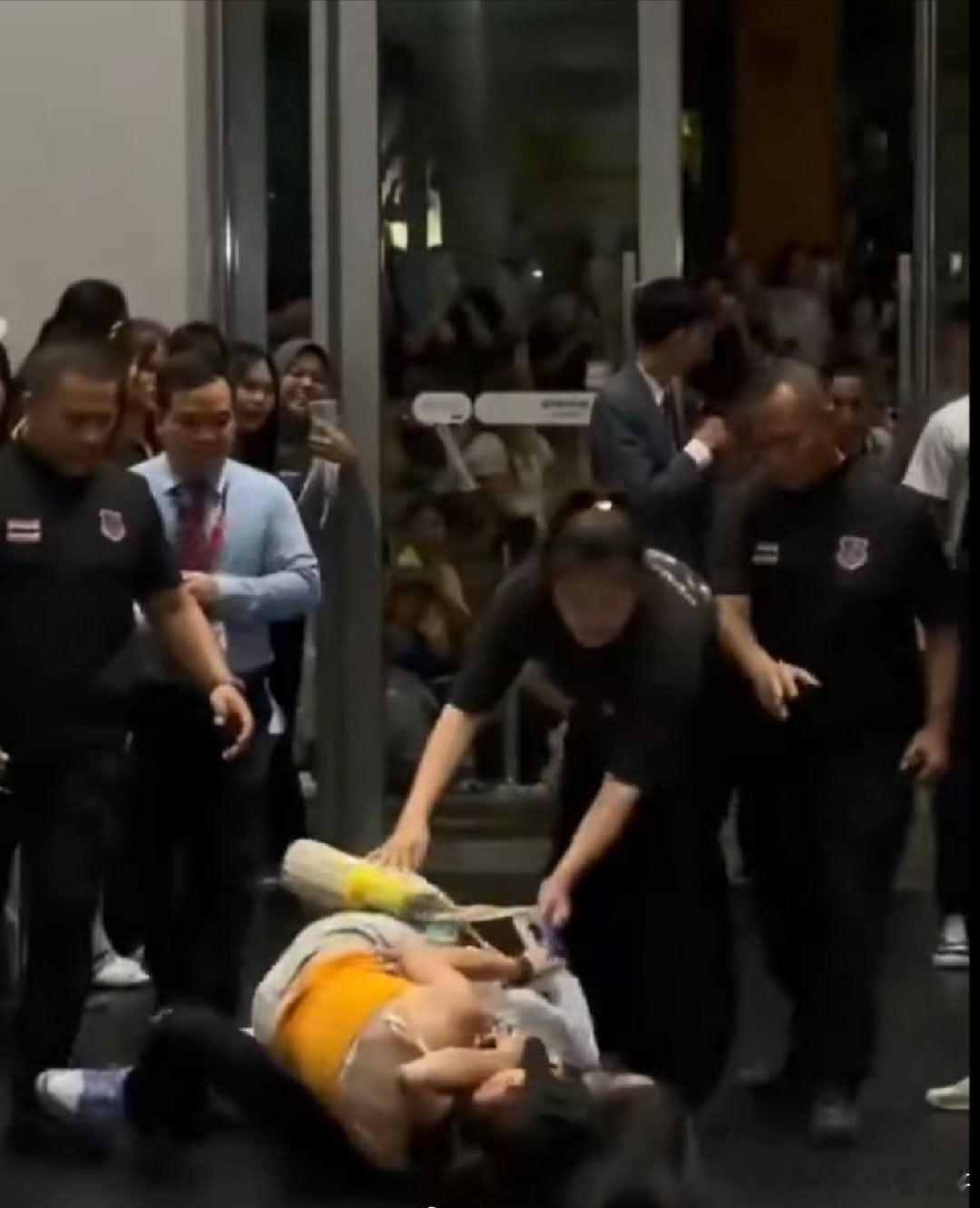 GMMTV暴力对待粉丝事件并非孤例  GMMTV书展现场一名中国女粉丝被工作人员