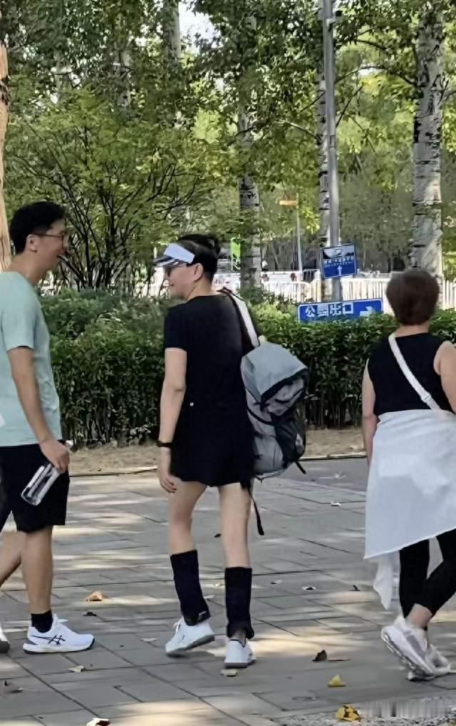 宋丹丹朝阳公园被偶遇，腰板挺拔皮肤白，网友：这哪像66岁
