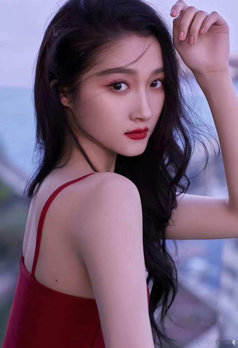 关晓彤颜值明艳动人的具象化 谁懂关晓彤“素美”的魅力！粉色毛衣温柔，古装眼波流转