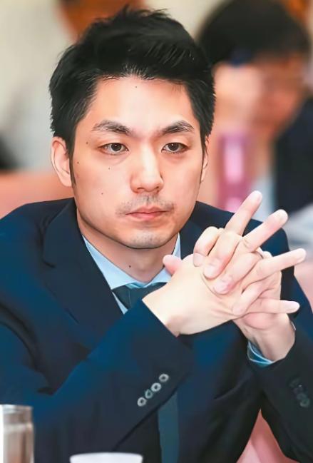 蒋家那边又传出消息，有后人站出来公开喊话，想把蒋介石和蒋经国的两口棺椁迁回大陆奉