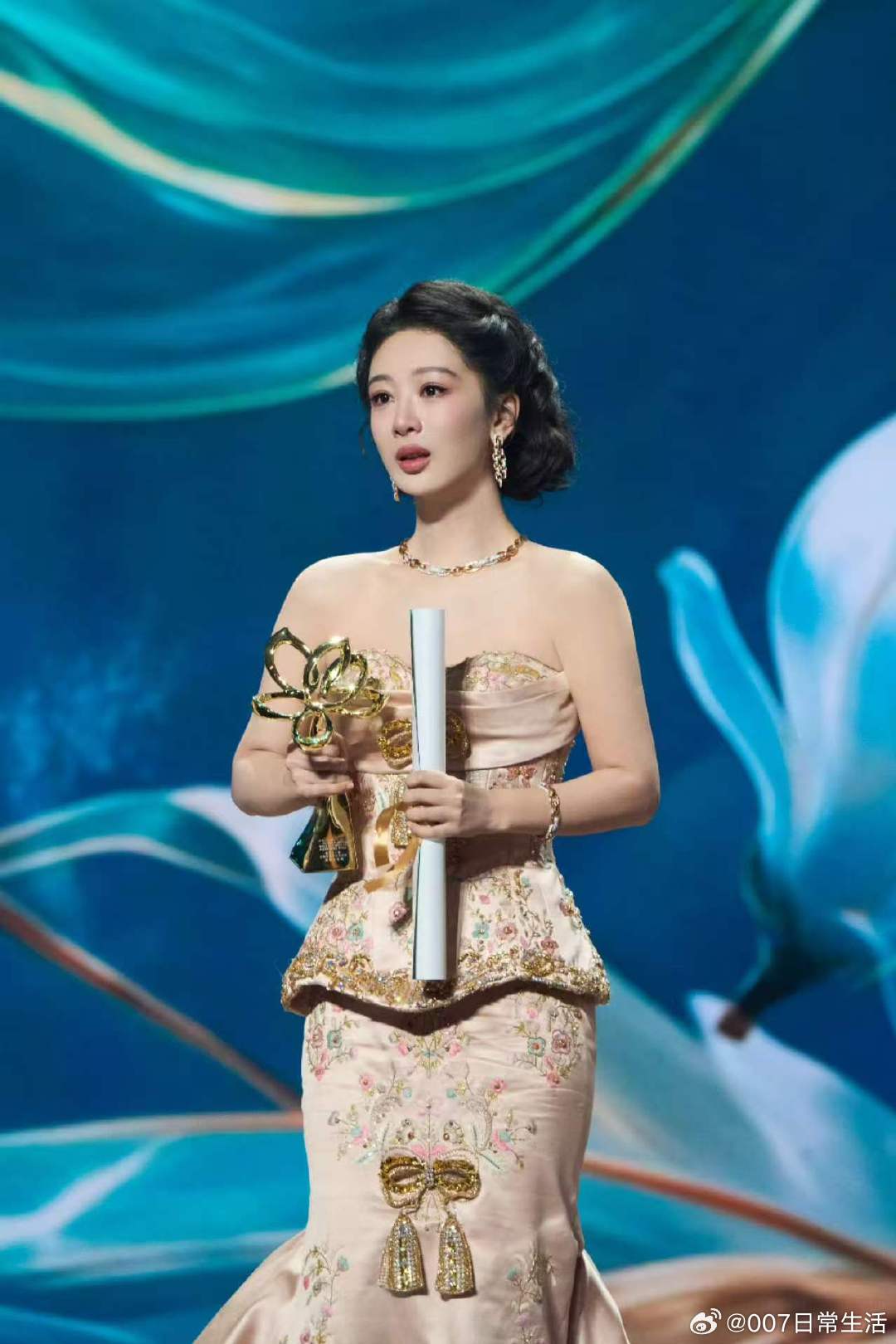 杨紫星光加冕玉兰绽放再次恭喜我们的女主角杨紫 恭喜杨紫！ 