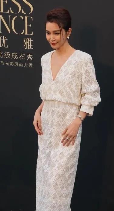 李冰冰出席活动的时候搭配了一件几何风的裙子，看起来高雅又迷人，这件裙子上有很美的