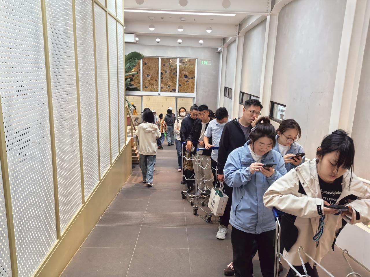 阿那亚实拍，食堂都排出去了[捂脸][捂脸]大家小长假会选择去海边玩吗[呲牙][呲