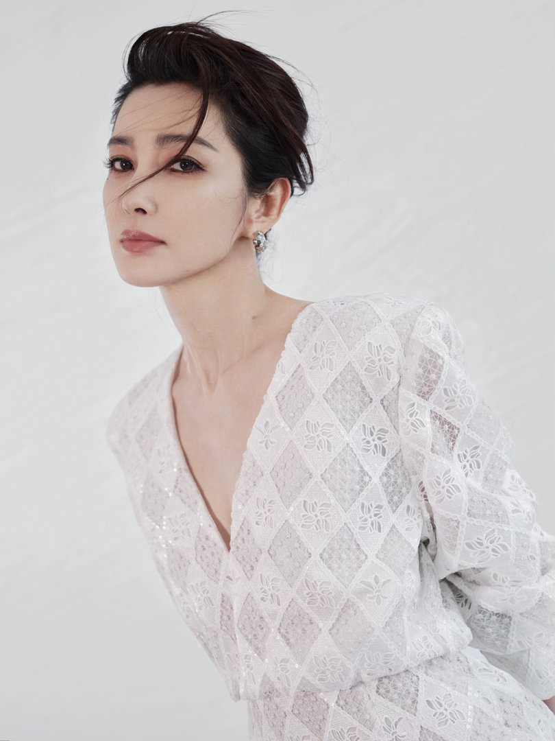 还得是大花。重工菱格蕾丝白裙在光影里闪着细碎星光，搭配尚美高级珠宝，耳饰、戒指和