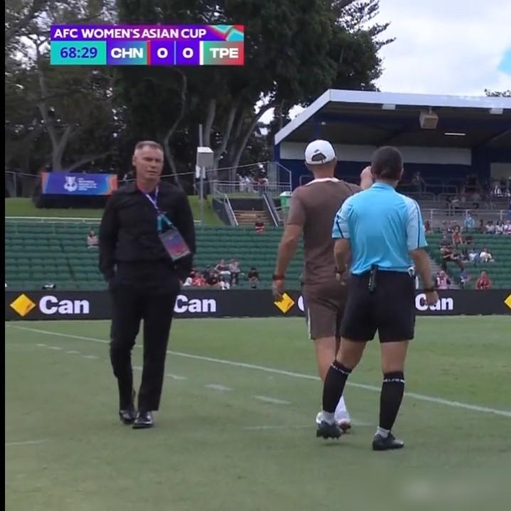 90分钟踢不进，那个“坐着指挥”的洋帅急了。
 
72%的控球率，21脚狂轰滥炸