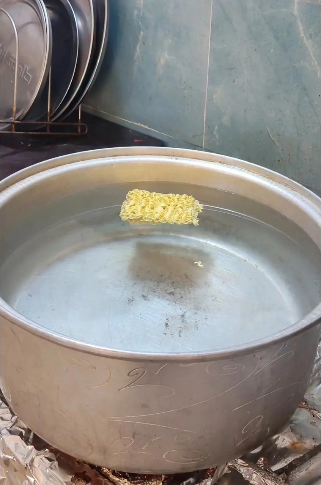 第一次煮泡面，加这么多水够不够？