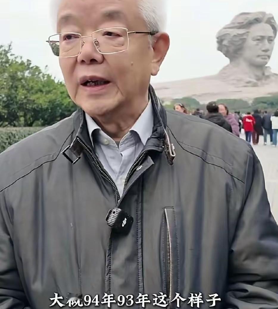 这位一头白发的老者叫郑佳明，身后的毛主席雕像就是他拍板建造的。
 
白发苍苍的老
