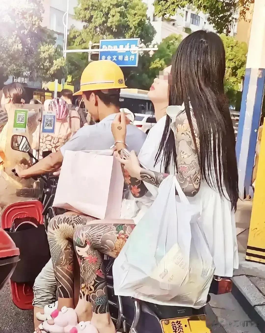 年纪轻轻的小女孩，纹上一身这些东西，自我感觉还很美，等到老的时候，是会后悔的，不