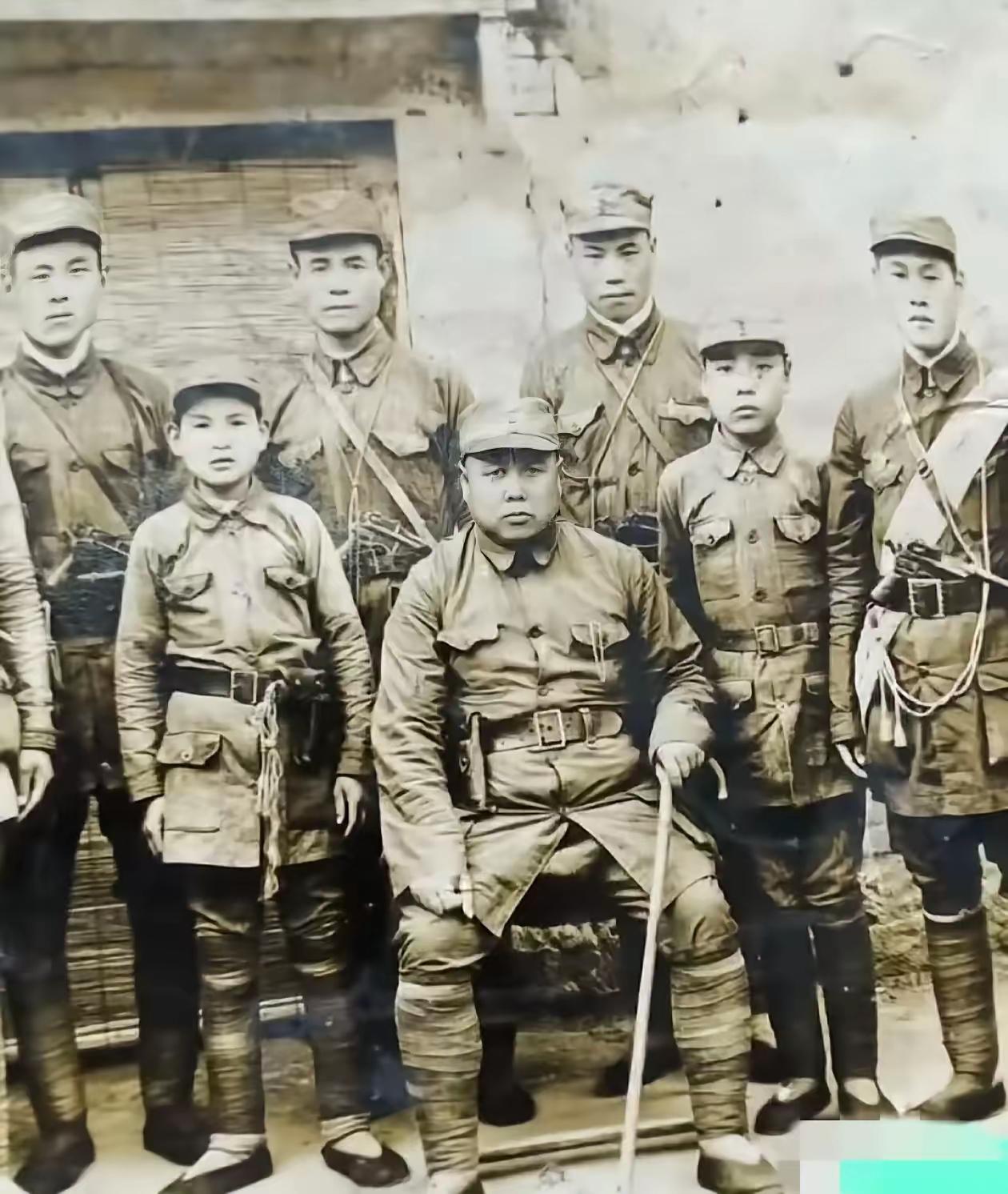 这张照片拍摄于江西南昌一间照相馆，中间那位将军从派头看，至少是一位军长。他身边的