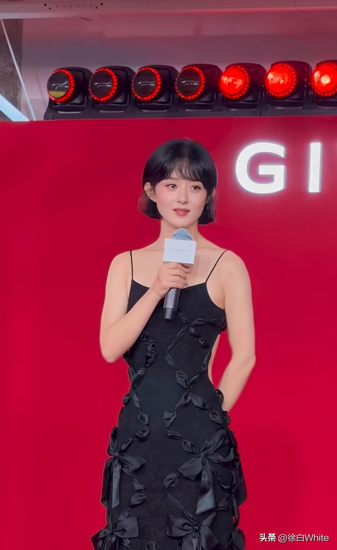 7月15日，赵丽颖活动上大女主发言
半年未见，感觉赵丽颖更加肆意清醒了！
“我希