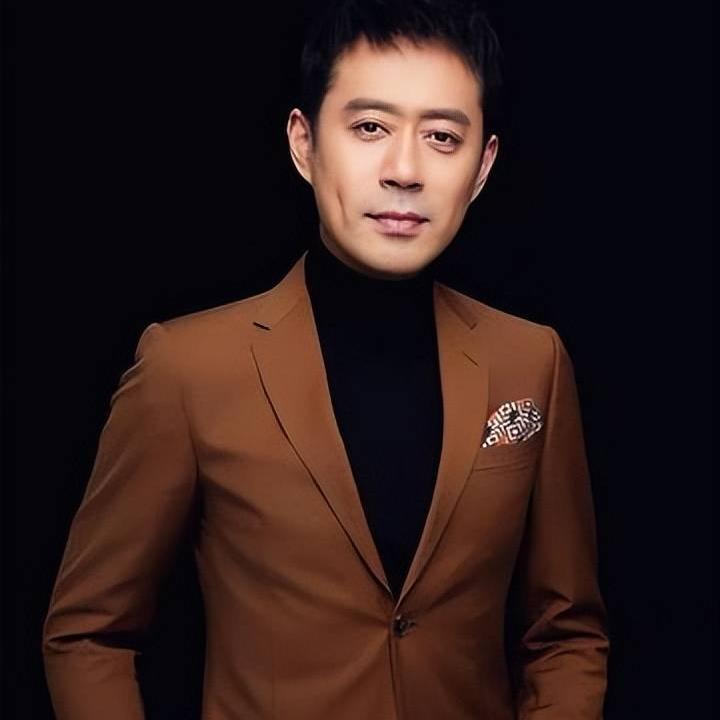 演员颖儿说：“在拍《六姊妹》的时候，我觉得父亲最疼的就是我演的何家艺。”

可饰