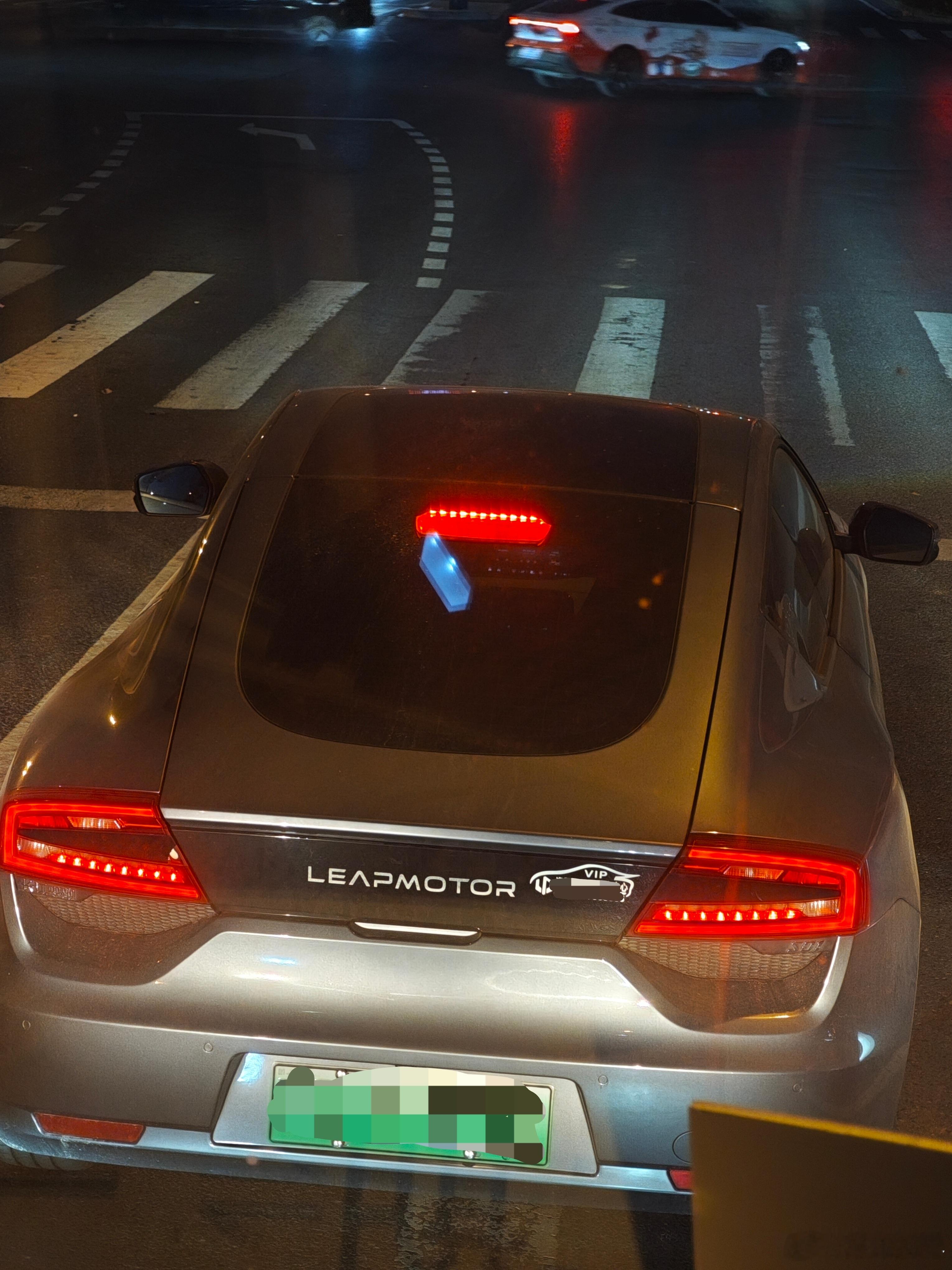 这应该算是一丁点儿影子都看不到了新能源汽车撩妹不如撩车零跑