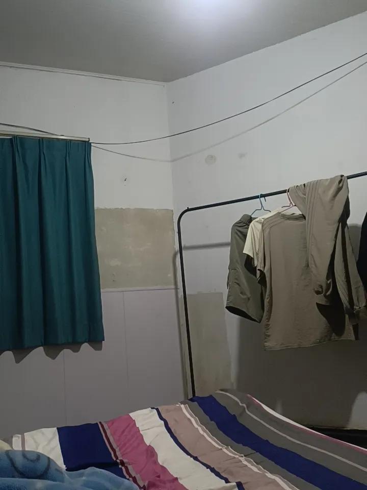 真心话茶局成年人的至暗时刻，通常是陌生诚实城中村的出租屋，无所事事地躺在床上，承